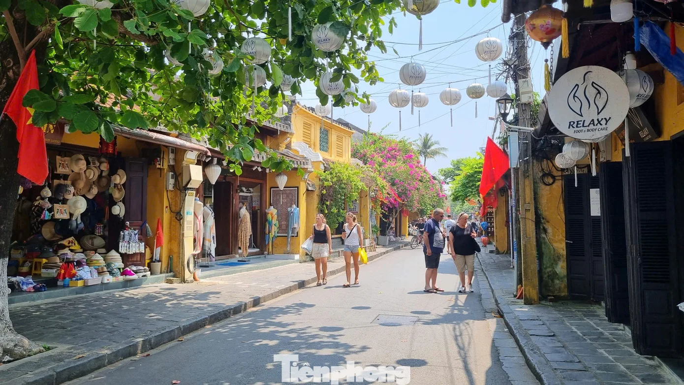 Diện mạo 'lạ' của phố cổ Hội An trước giờ G ‘siết’ vỉa hè