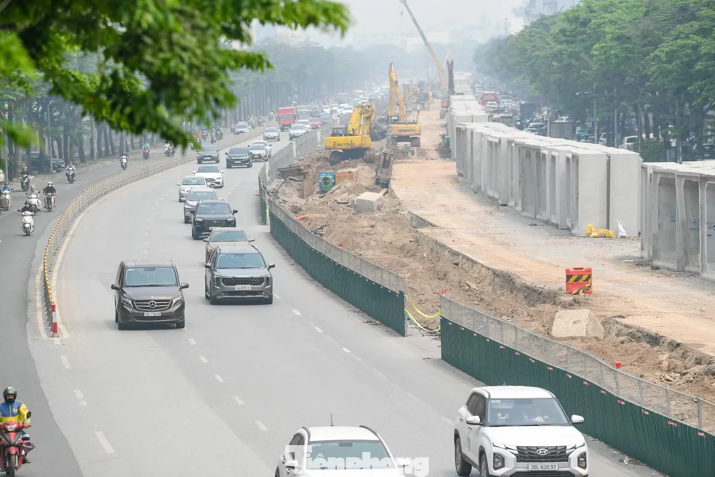 Khổ sở vượt 'đại công trường' chống ngập Hà Nội