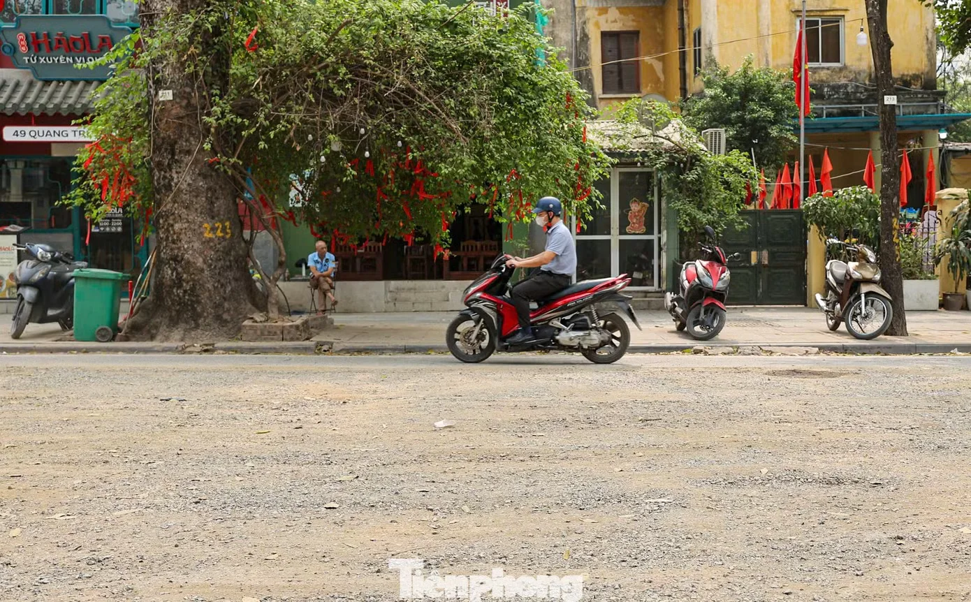 Khổ sở vượt 'đại công trường' chống ngập Hà Nội- Ảnh 2.