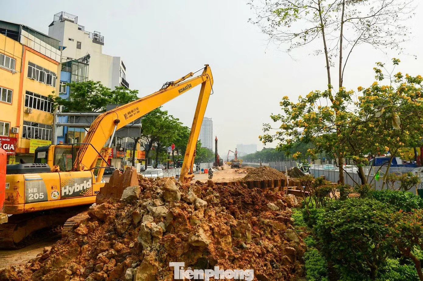 Khổ sở vượt 'đại công trường' chống ngập Hà Nội- Ảnh 3.