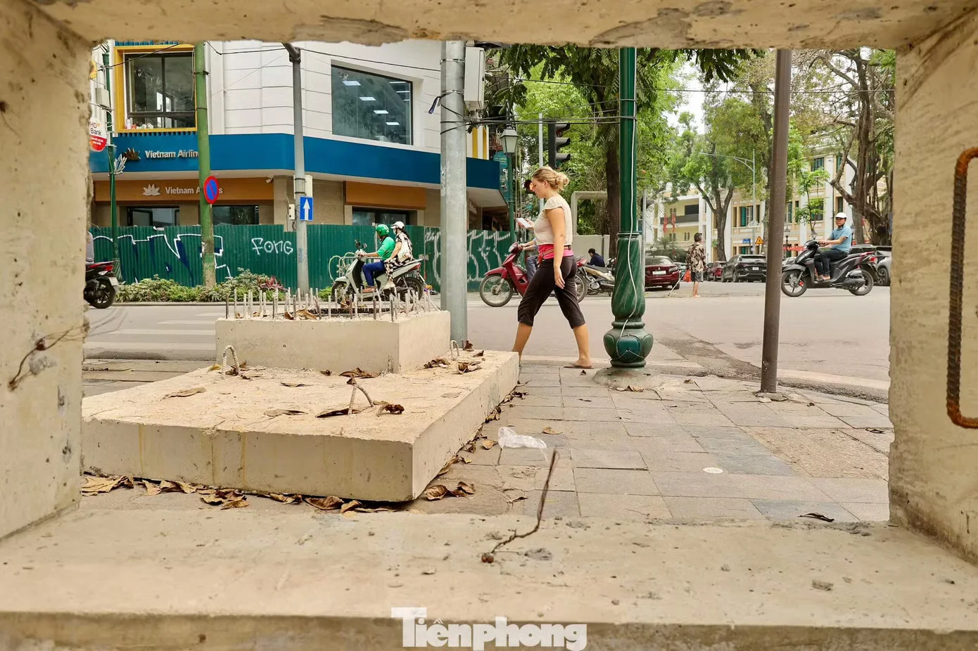 Khổ sở vượt 'đại công trường' chống ngập Hà Nội- Ảnh 4.