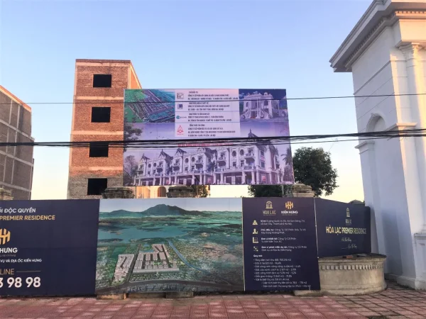 Hàng rào và vỉa hè xung quanh dự án đã hoàn thiện