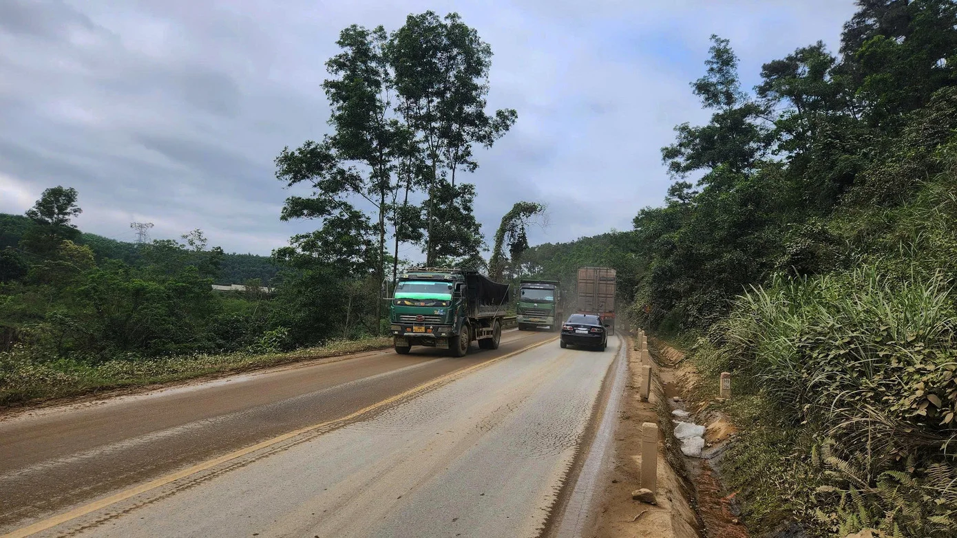 Quốc lộ 15 xuống cấp, chi chít ổ gà, ổ voi