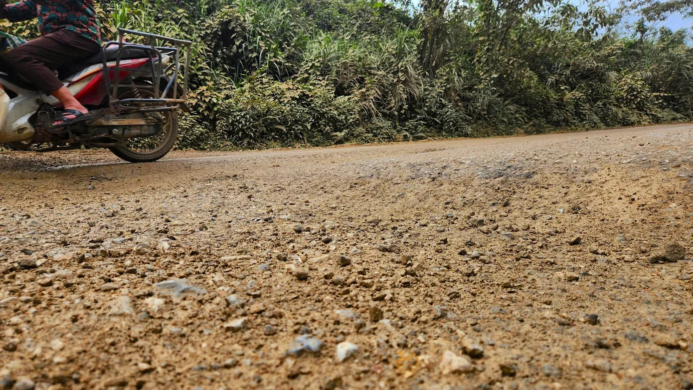 Quốc lộ 15 xuống cấp, chi chít ổ gà, ổ voi- Ảnh 4.