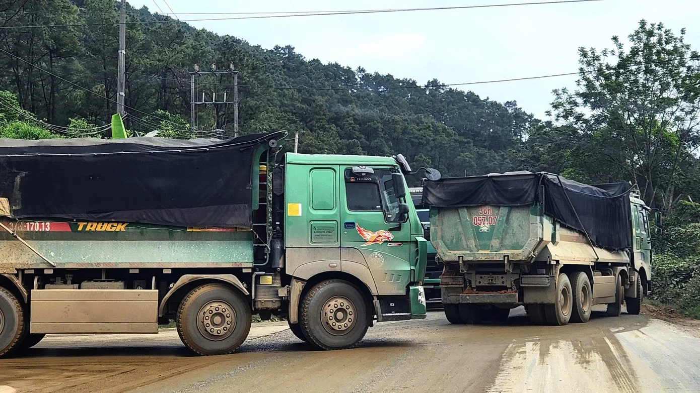 Quốc lộ 15 xuống cấp, chi chít ổ gà, ổ voi- Ảnh 7.