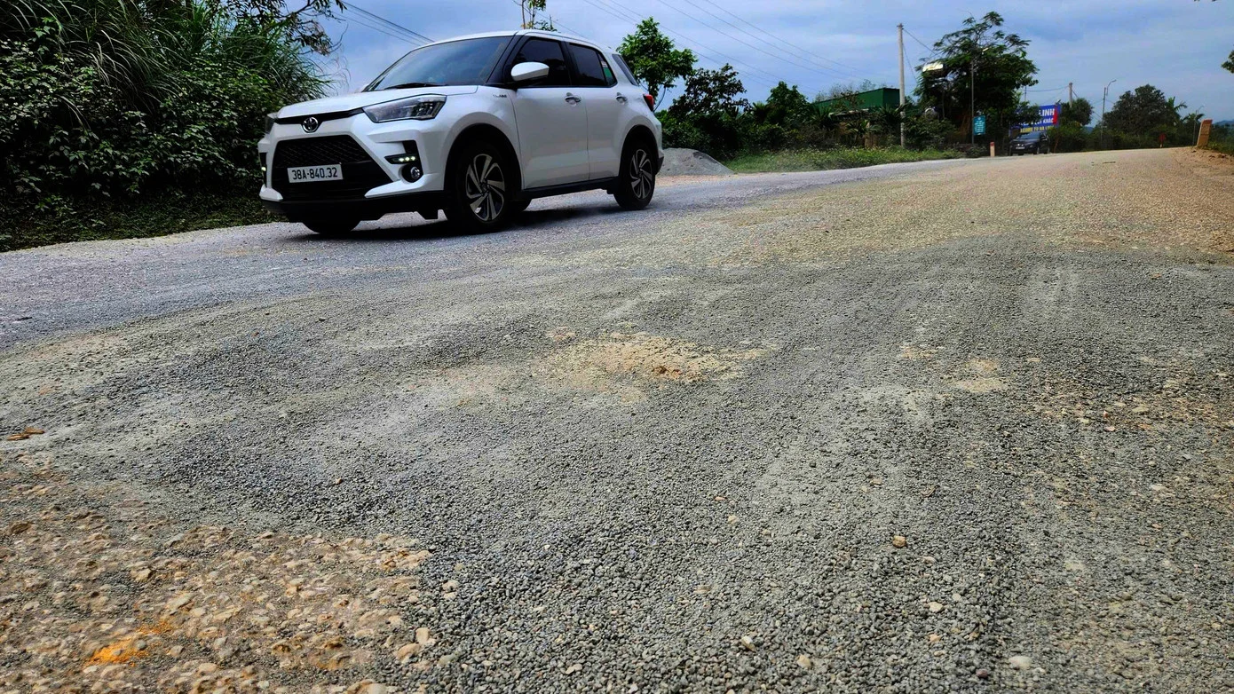 Quốc lộ 15 xuống cấp, chi chít ổ gà, ổ voi- Ảnh 11.