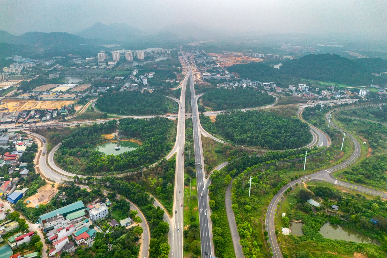 Toàn cảnh con đường rộng nhất Việt Nam, kết nối đại lộ dài nhất với đại học lớn nhất cả nước- Ảnh 2.