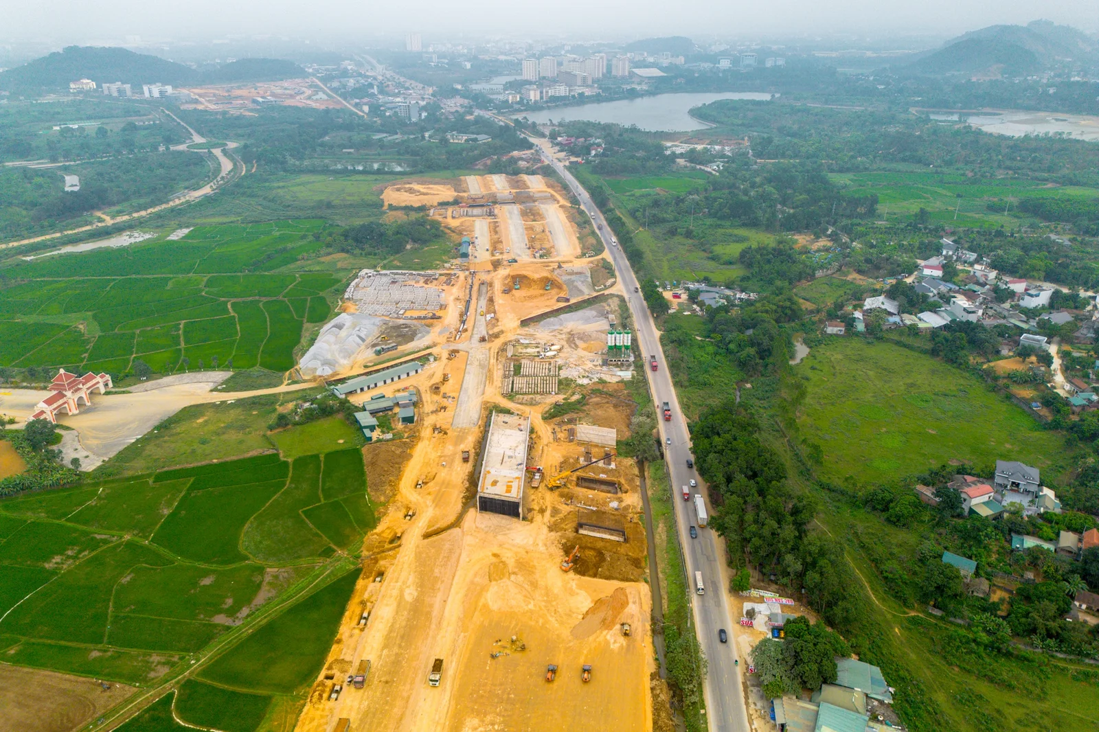 Toàn cảnh con đường rộng nhất Việt Nam, kết nối đại lộ dài nhất với đại học lớn nhất cả nước- Ảnh 3.